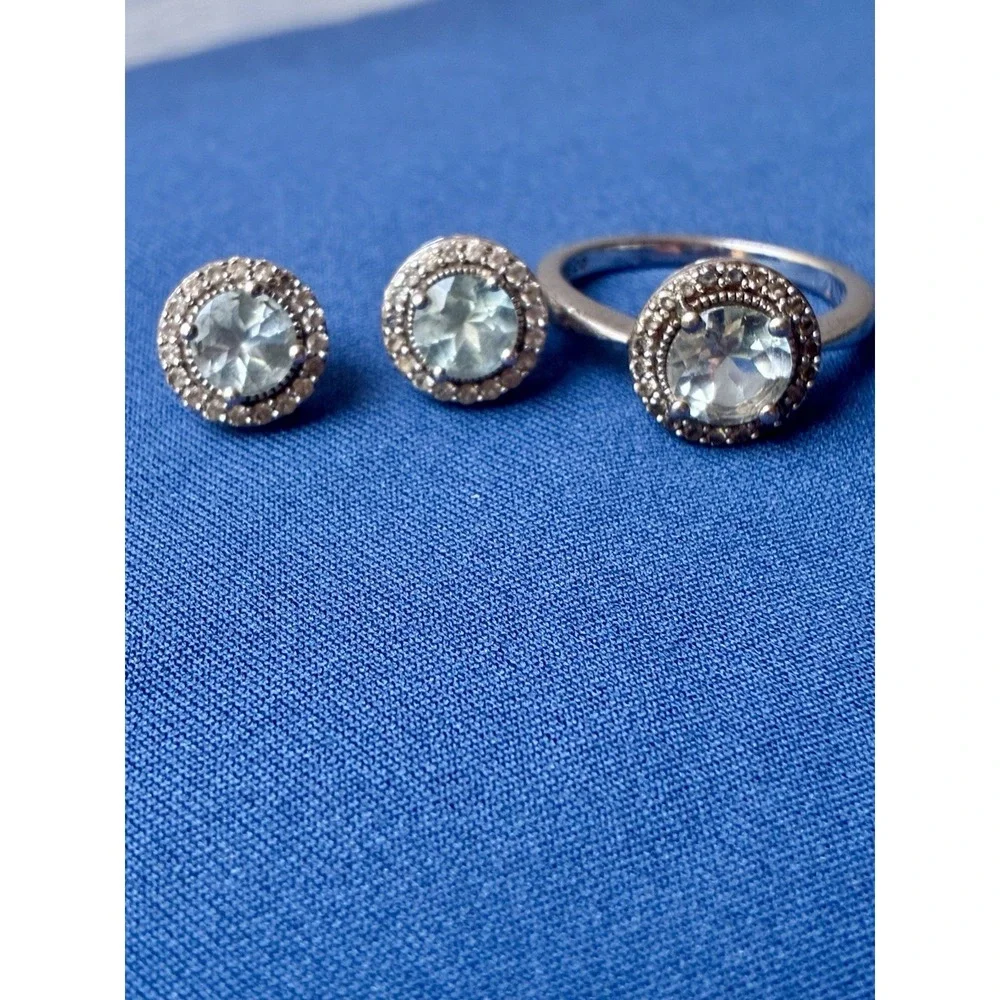N/A aquamarine white